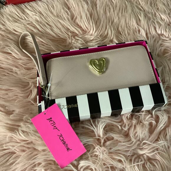 New with tag 🏷️ Betsey Johnson wallet - Picture 1 of 3
